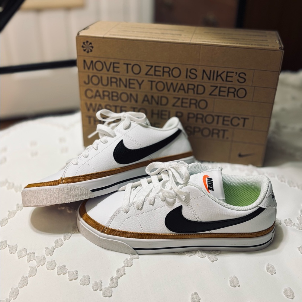 SOLD✅

Nike White and Black Court Legacy Women’s Sneakers